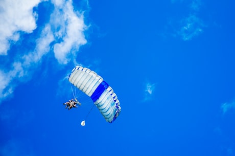 降落伞英文：A Brief Introduction to Parachutes